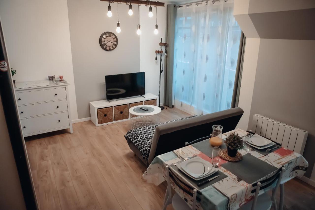 Cosy Et Moderne En Centre Ville, Fibre Haut Debit Ernee Exterior photo